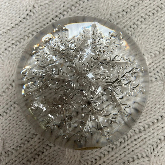 Cristal snowflake paperweight 24% genuine lead crystal 3.5” diameter 2” tall - Picture 3 of 6